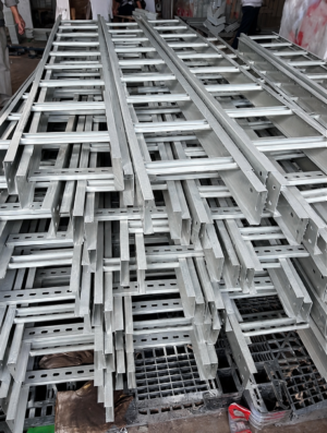Thang cáp 300x100 sơn tĩnh điện